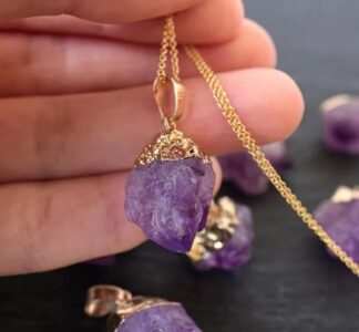 گردنبندی زیبا ساخته شده با سنگ آمیتیست2 گردنبند سنگ آمیتیست | 5 روش مراقبت